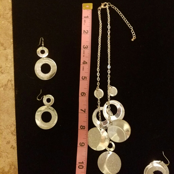 Silver tone necklace with 2 pairs of earing set - Picture 8 of 8